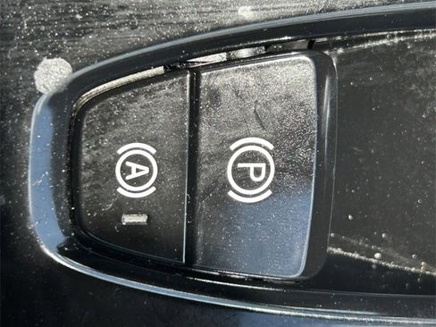 Used 2024 Volvo XC60 B5 Plus image 24