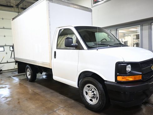 Used 2017 Chevrolet Express 3500 image 5