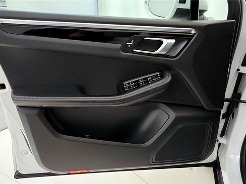 Used 2021 Porsche Macan image 34