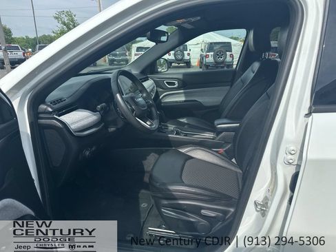 Used 2024 Jeep Compass Latitude AWD/4WD image 6