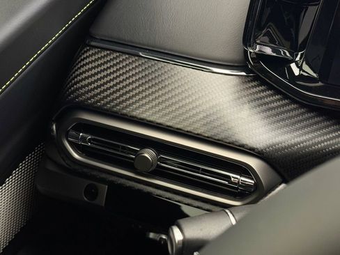 Used 2025 Aston Martin V8 Vantage Coupe image 33