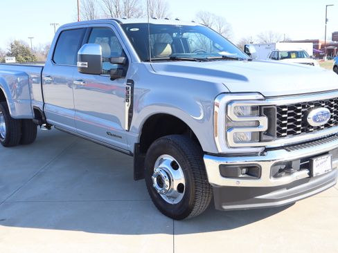 Used 2025 Ford F350 Lariat w/ Lariat Ultimate Package image 4
