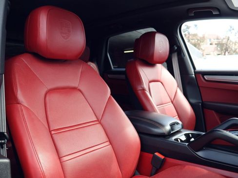 Certified 2023 Porsche Cayenne Platinum Edition w/ Premium Package Plus AWD/4WD image 24