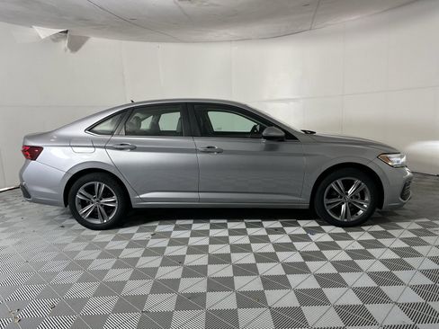 Used 2024 Volkswagen Jetta SE FWD image 9