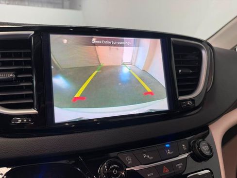 Used 2023 Chrysler Pacifica Touring-L FWD image 15