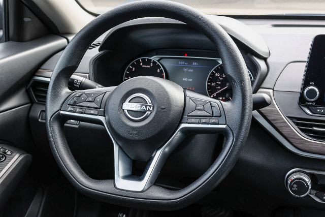 Used 2025 Nissan Altima 2.5 SV FWD image 17