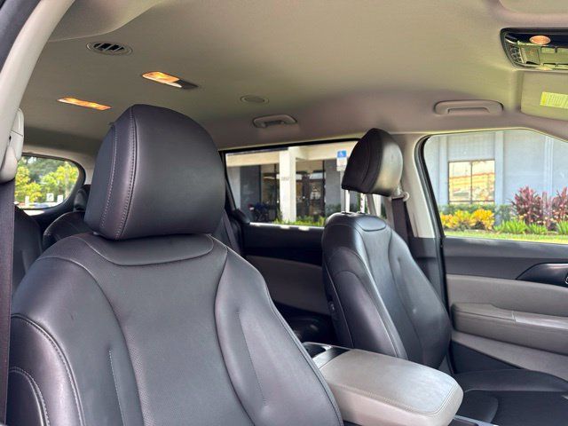 Used 2025 Kia Carnival FWD image 8