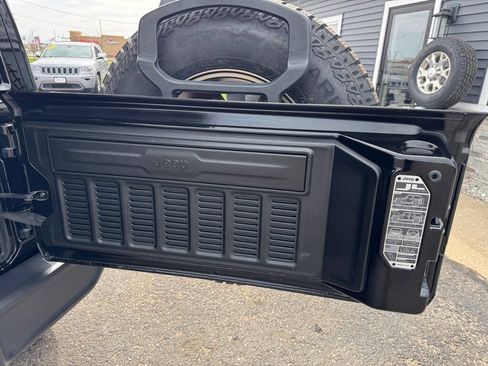 Used 2021 Jeep Wrangler Unlimited Sahara AWD/4WD image 46