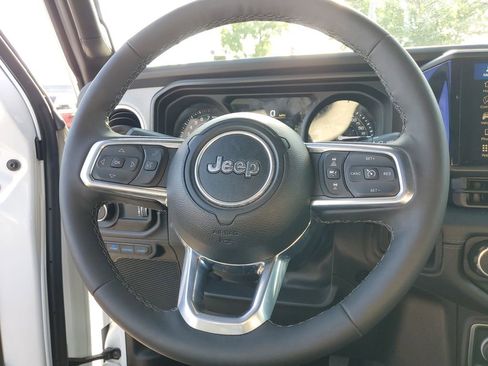 Used 2025 Jeep Wrangler Unlimited Sahara w/ Safety Group AWD/4WD image 21