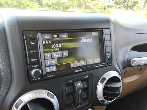 Used 2013 Jeep Wrangler Unlimited Rubicon w/ Connectivity Group AWD/4WD image 32