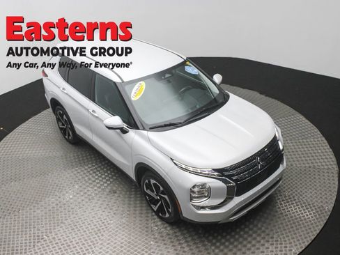 Used 2024 Mitsubishi Outlander SE image 3