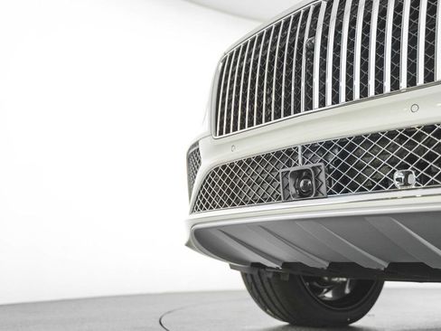 Used 2025 Bentley Bentayga Extended Wheelbase image 11
