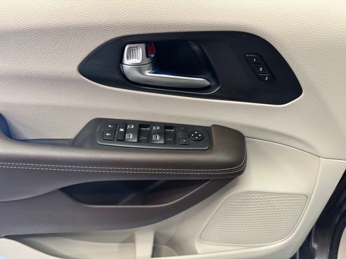 Used 2021 Chrysler Pacifica Touring-L w/ Uconnect Theater Family Group AWD/4WD image 19