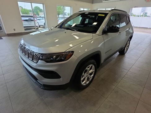 Used 2024 Jeep Compass Latitude AWD/4WD image 1