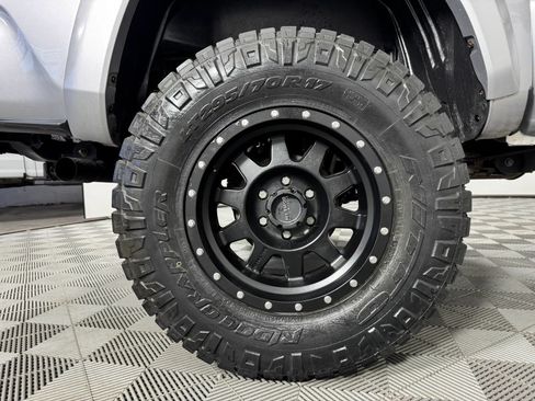 Used 2016 Toyota Tacoma SR5 w/ SR5 Appearance Package (SN) AWD/4WD image 40