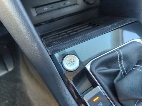 Certified 2025 Volkswagen Taos SE w/ Panoramic Sunroof Package image 28