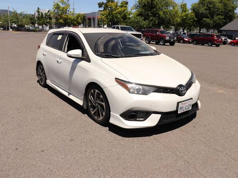 Used 2018 Toyota Corolla iM w/ Carpet Mat Package (TMS) FWD image 3