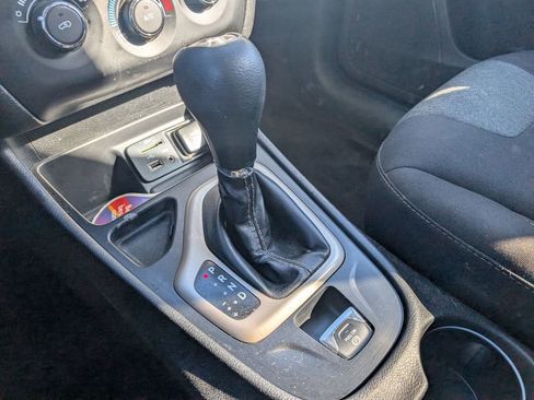 Used 2017 Jeep Cherokee Sport image 18