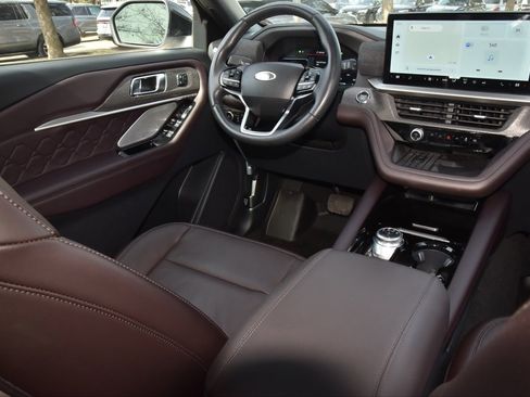 Certified 2025 Ford Explorer Platinum w/ Ultimate Package image 16