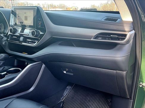 Used 2025 Toyota Highlander XLE image 15