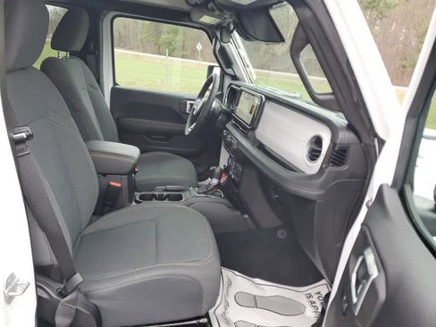 Used 2025 Jeep Wrangler Sahara image 24