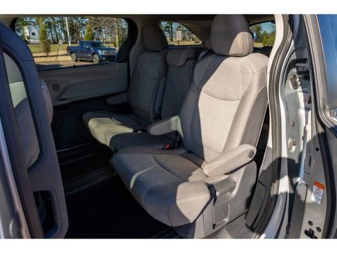 Used 2021 Toyota Sienna LE image 11