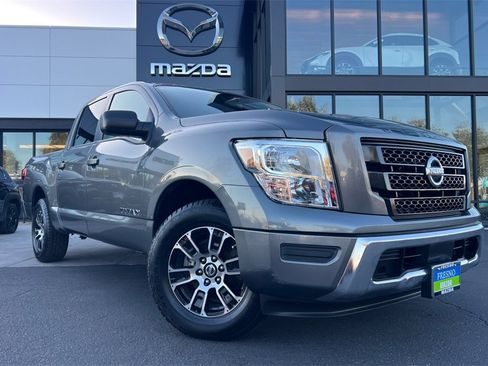 Used 2022 Nissan Titan SV image 2