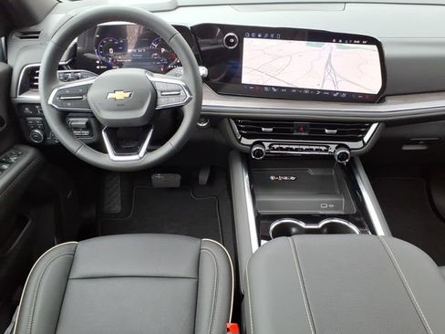 New 2026 Chevrolet Suburban Premier w/ Sun And Tow Package AWD/4WD image 18
