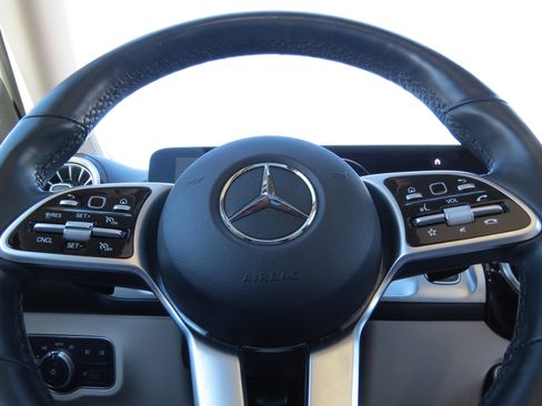 Used 2022 Mercedes-Benz GLB 250 4MATIC image 19