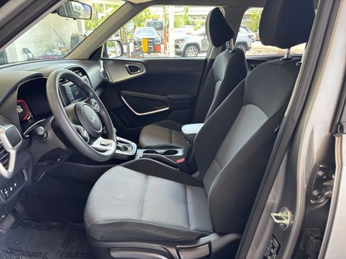 Used 2025 Kia Soul LX w/ LX Technology Package FWD image 25