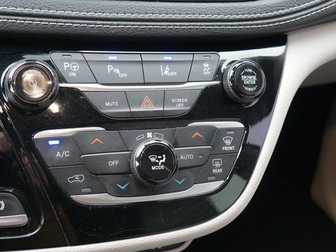 Used 2021 Chrysler Pacifica Touring-L image 22