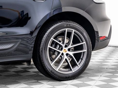 Certified 2025 Porsche Macan image 33