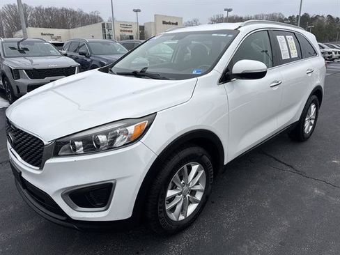 Used 2018 Kia Sorento LX image 3