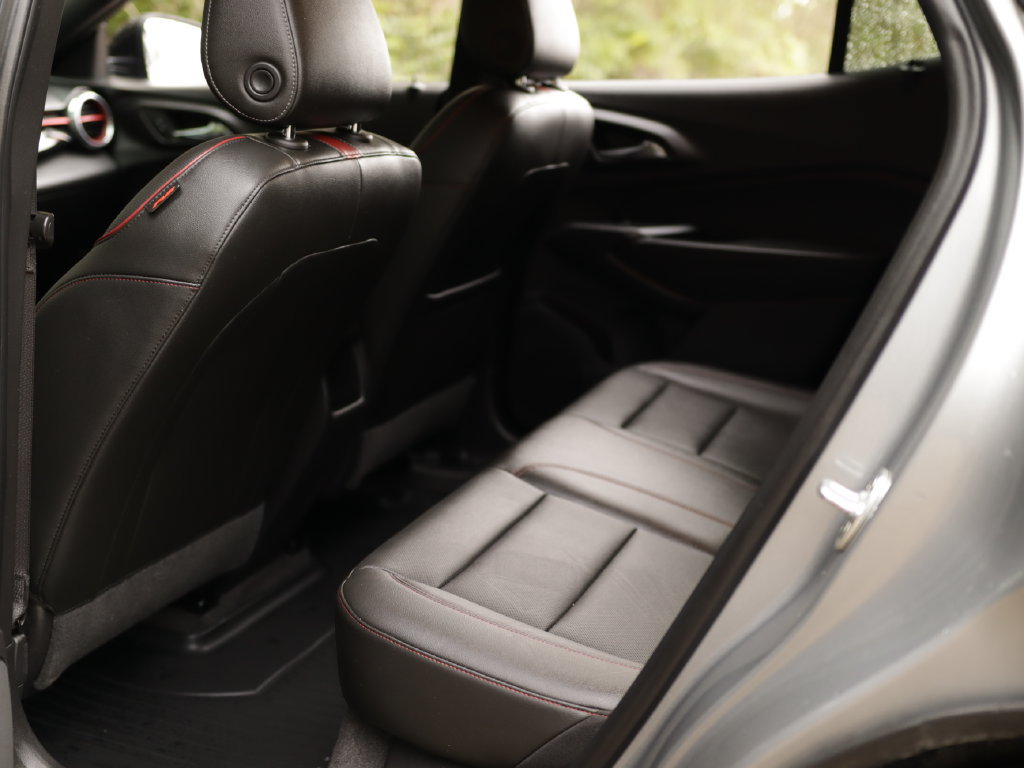 Used 2025 Chevrolet Trax RS w/ Sunroof Package FWD image 25