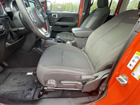 Used 2018 Jeep Wrangler Unlimited Sahara image 13