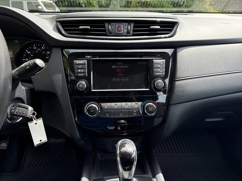 Used 2018 Nissan Rogue S AWD/4WD image 20