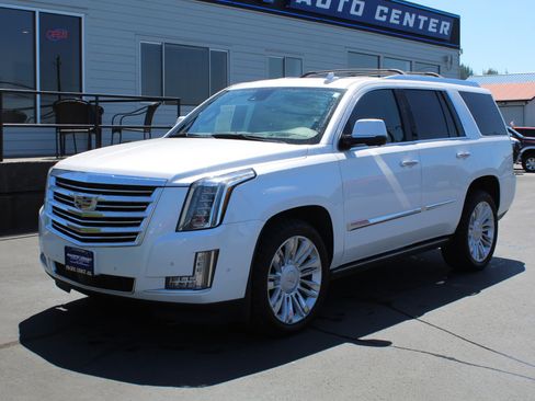 Used 2018 Cadillac Escalade Platinum AWD/4WD image 2