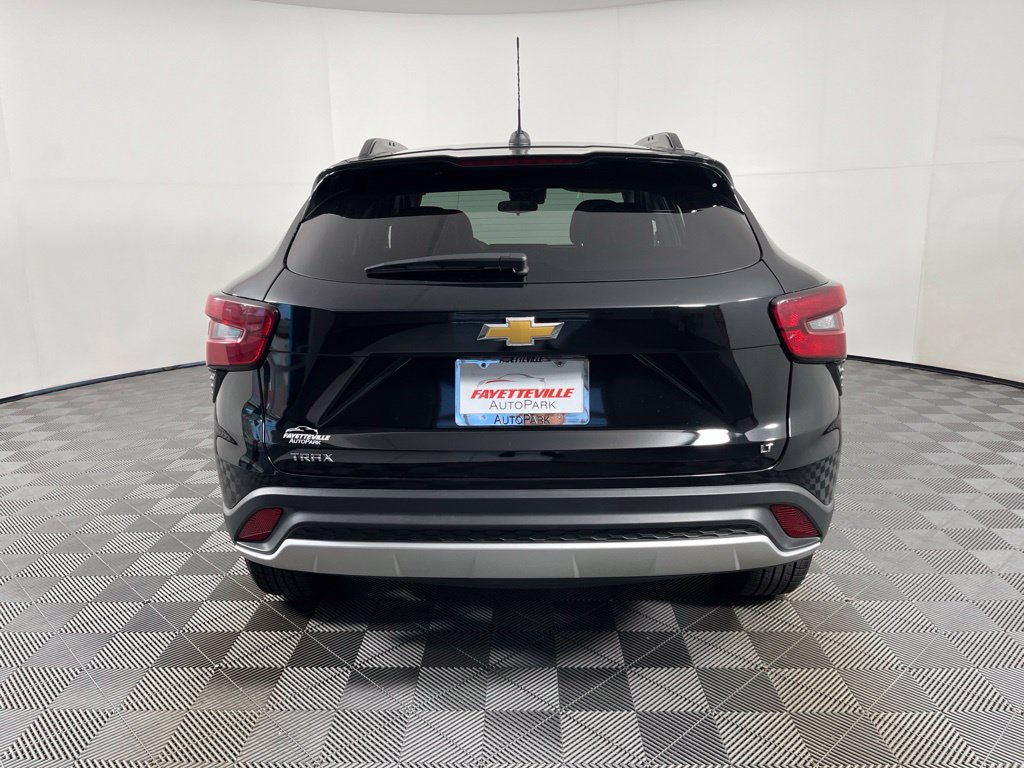 Used 2025 Chevrolet Trax LT FWD image 11
