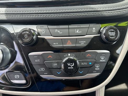 Used 2023 Chrysler Pacifica Limited FWD image 30