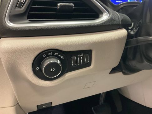 Used 2018 Chrysler Pacifica Limited w/ Advanced Safetytec Group FWD image 13