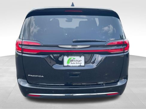 Used 2024 Chrysler Pacifica Touring FWD image 4