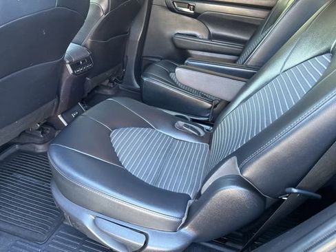 Used 2022 Toyota Highlander XSE image 19
