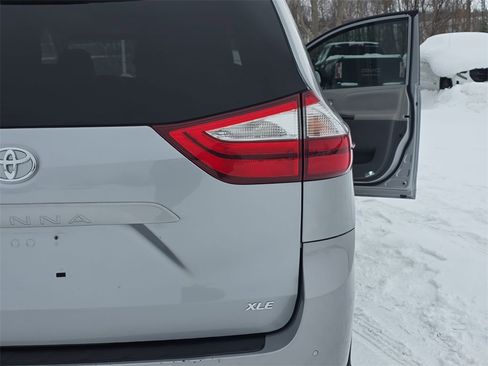 Used 2018 Toyota Sienna L image 35