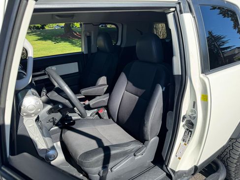 Used 2010 Toyota FJ Cruiser 4WD image 10