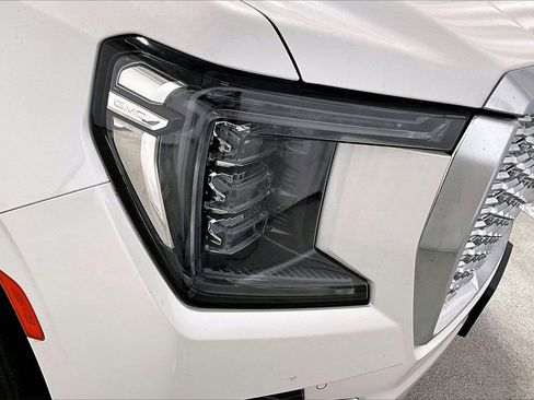 Used 2022 GMC Yukon Denali w/ Denali Premium Package image 12