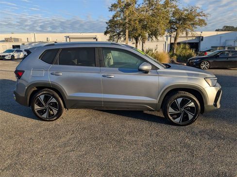 Used 2025 Volkswagen Taos SE image 3