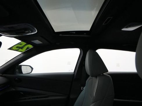 Used 2025 Hyundai Elantra Limited image 29