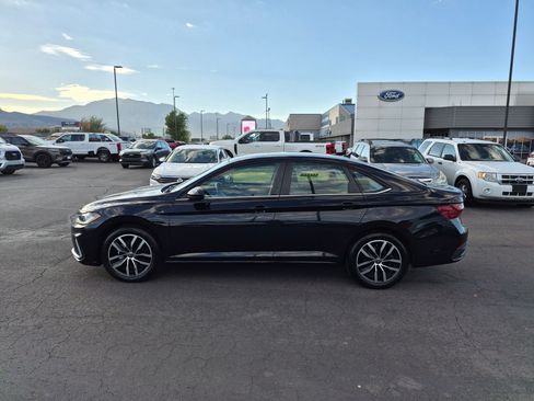 Used 2025 Volkswagen Jetta SE FWD image 10