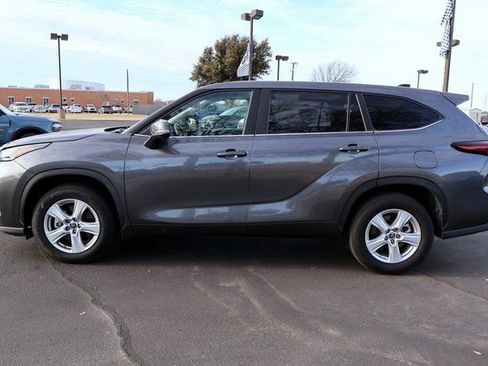 Used 2024 Toyota Highlander LE image 2