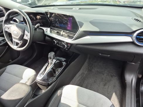 Used 2025 Chevrolet Trax LT w/ LT Convenience Package FWD image 32